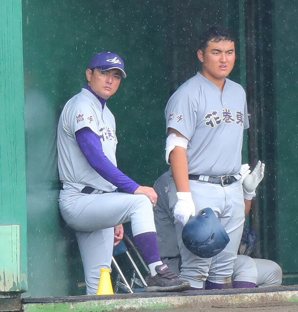 花巻東の監督で父の佐々木 洋(左)は、息子の人間としての成長と選手としての成長の両方を見据え、留学を後押しするコメントを残している