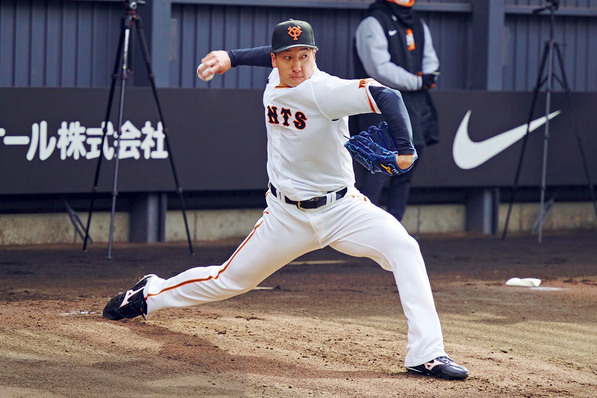 キャンプイン4日目、2月4日のブルペンでは観客が見守る中、途中からキャッチャーを座らせて投げ込んだ。スリークオーターとサイドスローの中間のフォームから繰り出される最速159キロの速球は、シュート気味に変化して打者を幻惑する