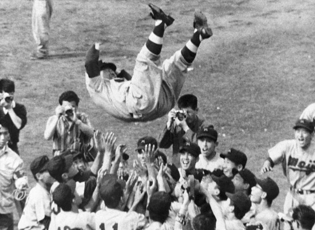 1961年春の東京六大学野球にて明大が通算13度目の優勝。ナインに胴上げされる島岡監督（写真：共同通信）