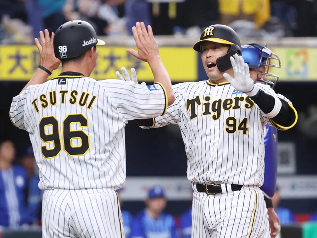 開幕3戦目、打席途中で原口(右)を代打起用する奇策が見事に的中!