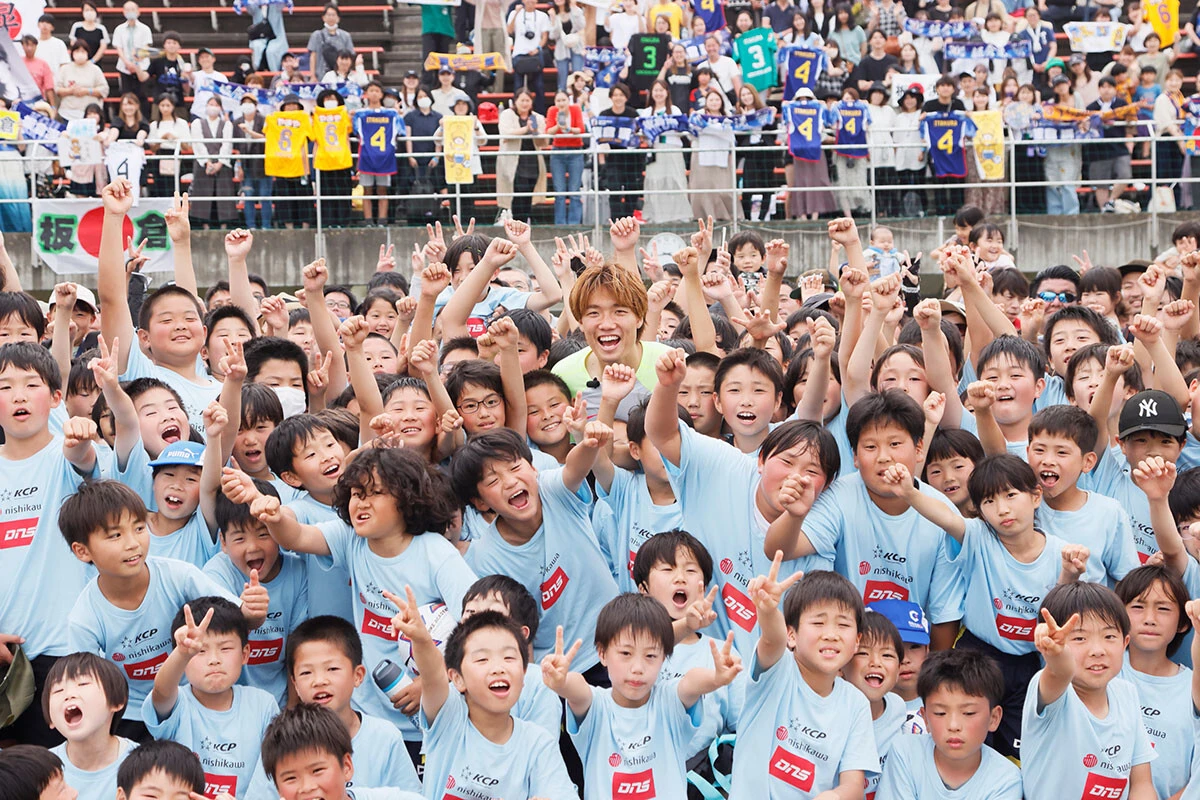 板倉滉選手と子どもたちの記念撮影