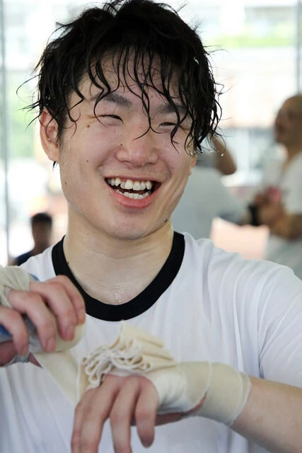 この笑顔と試合での闘志のギャップが魅力的な寺地拳四朗