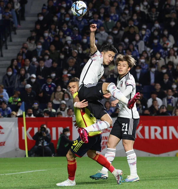 右SBで2試合にスタメン出場した菅原(中央)。ウルグアイ戦では得点の起点になるスルーパスを出すなど、新戦力が攻撃面でもアピールした