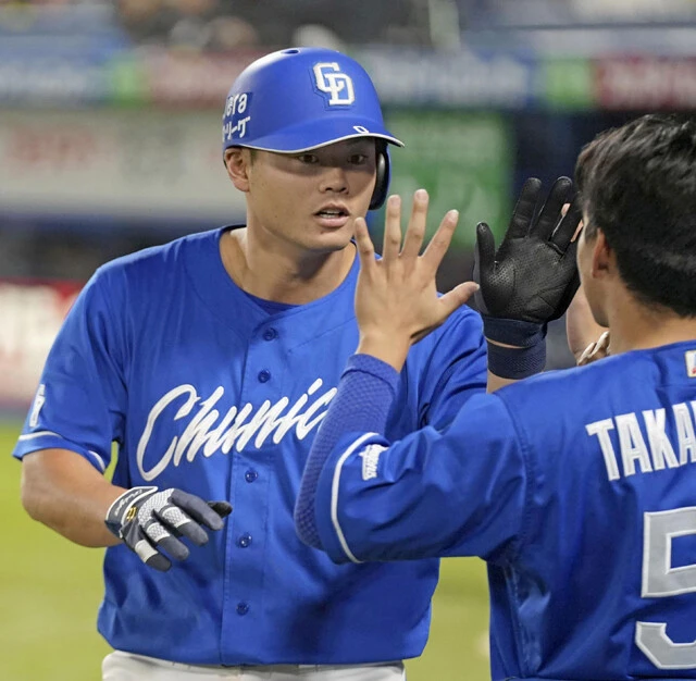 DeNAの2軍で結果を残し、大砲候補として期待されていた細川は中日でブレイク。得点力不足に悩むチームの主軸を担い、打点を稼いでいる