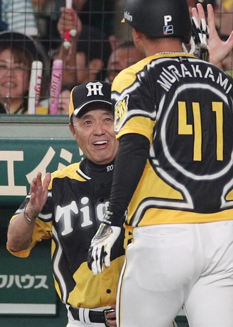 ベンチで笑顔の多い今季の岡田監督。親子ほど年の離れた選手たちやコーチ陣とも積極的にコミュニケーションを取っている