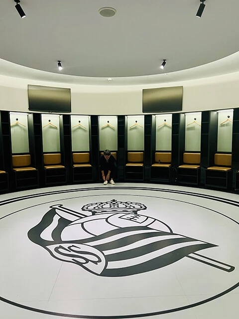 2020年に改修された本拠レアレ・アレーナのロッカールーム。選手用のシートは革張り(写真の人物は久保のシートに座る筆者)