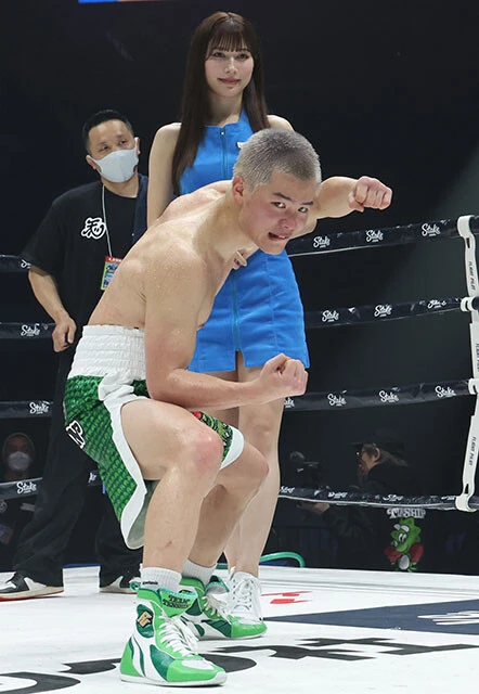 デビュー戦に勝利し、キック時代からおなじみの「トリケラトプス拳」ポーズを決める那須川