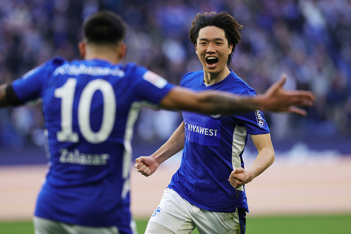 シャルケ04時代、ゴールを決めた後の板倉滉