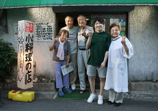 三迫ジム近くの居酒屋のみなさんも統一王者を応援している