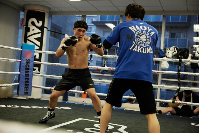 トレーナーの構えるミットに鋭いパンチをたたき込む井上。階級を上げてもスピードは落ちず、むしろ「切れ味は増す」と自信をのぞかせる