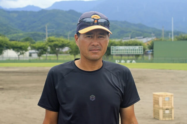 日焼けして引き締まった体型を維持する武藤コーチ