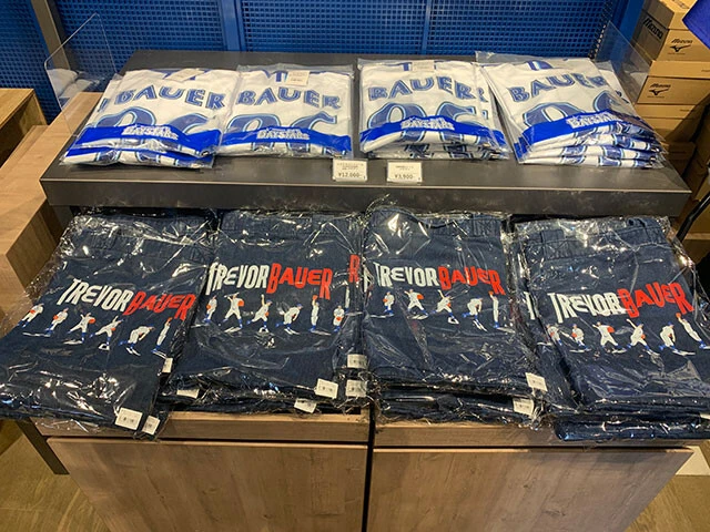 デビュー前日発売のグッズはほぼ完売。試合中にショップをのぞくと、トートバッグと2XOサイズのユニフォームしかなかった