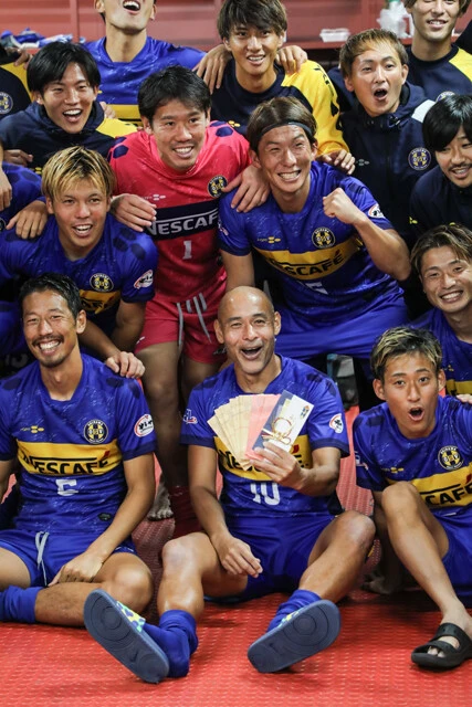 沖縄SVのチームメイトと共に笑顔で記念撮影をする高原(前列中央)。今後は社長業に専念してチームを支えていく