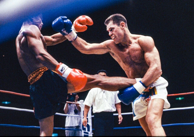 『K-2 GRAND PRIX '93』におけるライバル、ロブ・カーマン(右)との一戦