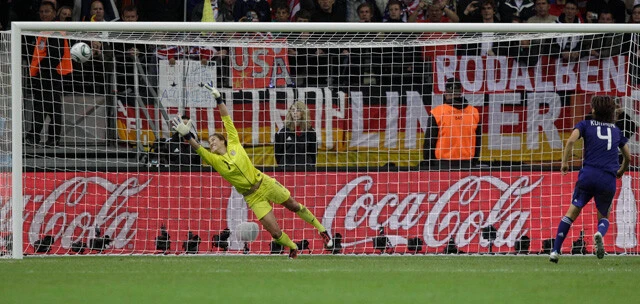 11年サッカー女子W杯ドイツ大会、アメリカとの決勝戦。120分の死闘の末、PK戦へ。4番目のキッカーとなったのは、当時20歳だった熊谷。重圧をはねのけ、優勝を決めるキックを成功させた（写真／AP/アフロ）