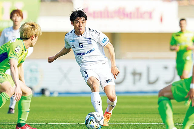 半田 陸（DF／ガンバ大阪）2002年1月1日生まれ、山形県出身。身長176㎝。モンテディオ山形の育成組織出身で今季よりG大阪に加入。本来は右SBだが、試合によっては左SBやCBとしても起用される万能型DF。今年3月には飛び級でA代表にも招集された（写真／アフロスポーツ）