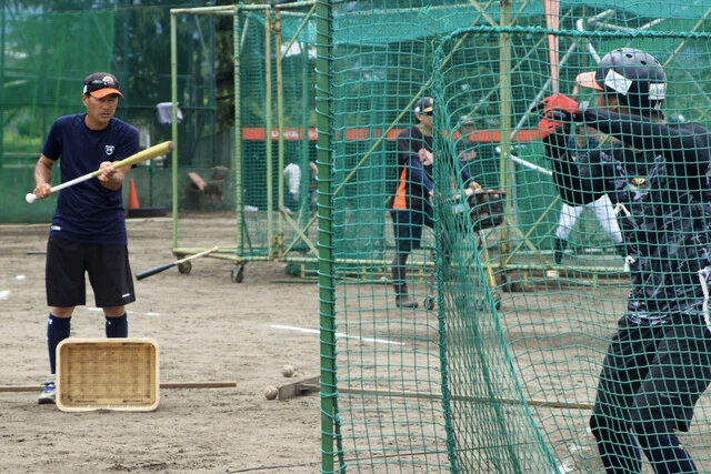 選手を指導する武藤コーチ
