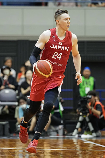 今年2月に日本国籍を取得した208㎝のジョシュ・ホーキンソン（サンロッカーズ渋谷）も、八村が抜けたことによる高さ、得点力を補う選手のひとりで、3Pも高い成功率を残している