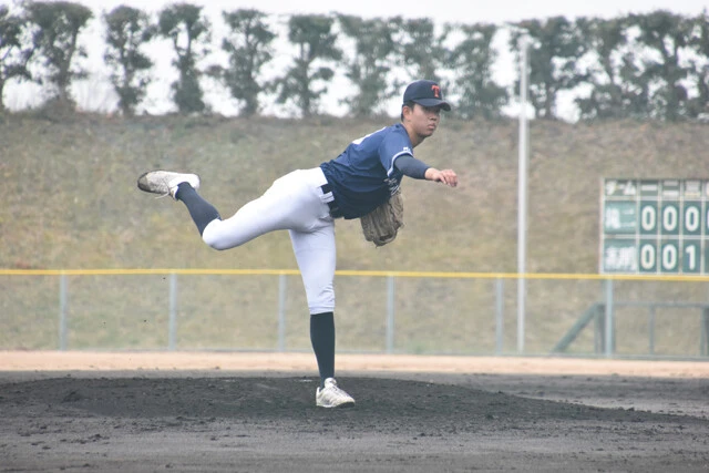 滝川二の186㎝の長身右腕・坂井は、高校入学後に課題のコントロールが改善して成長。登板時以外にはライトでプレーし、打力も高い