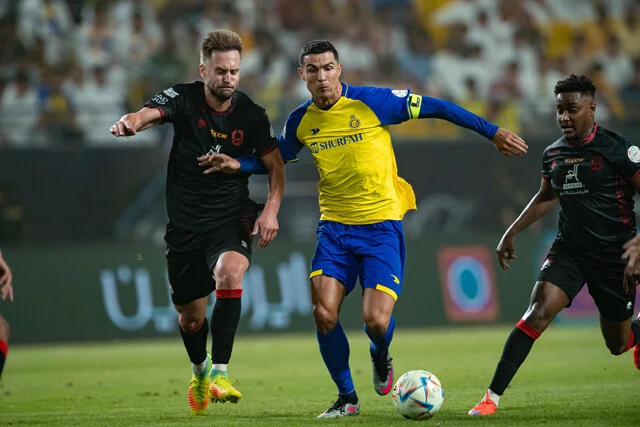 今年1月からサウジアラビアのアル・ナスルでプレーする38歳のロナウド(中央)。リーグ戦16戦を消化した時点で14得点と、新天地で活躍している