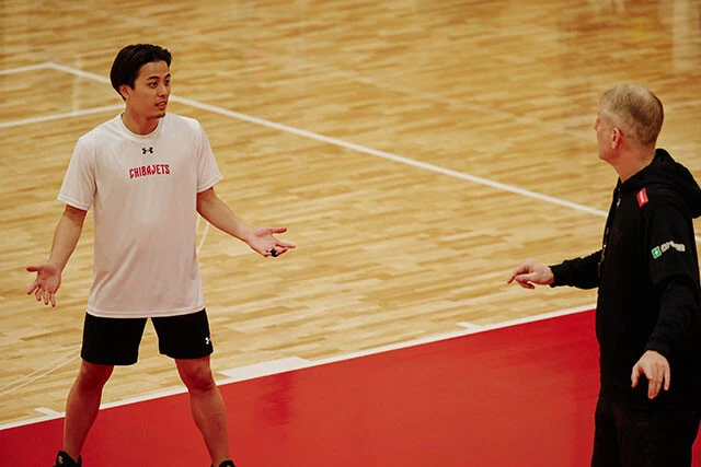 千葉ジェッツでの練習中、激しく議論を交わす富樫とパトリックヘッドコーチ（写真右）。世界屈指のリーグ、ドイツブンデスリーガで「コーチ・オブ・ザ・イヤー」を3度受賞、日本にも縁深い名将とのコンビには期待大