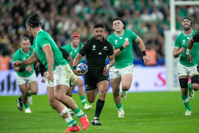 東芝に入ったNZ代表のSOモウンガは、スーパーラグビーで7連覇も経験。パス、ラン、キックと三拍子そろった攻撃の司令塔だ