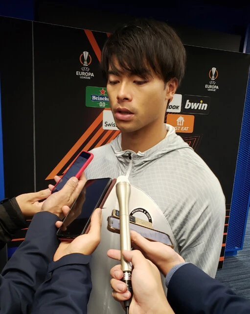 試合後、取材に応じる三笘。3日後の国内リーグ戦では途中出場から2得点を挙げた