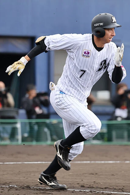 福田秀平（ソフトバンク⇔ロッテ 外野手 34歳）06年高校生ドラフト1巡目でソフトバンク入団。天才的なセンスを見せるもレギュラー獲得には至らず。FAでロッテに移籍後は故障に泣いたが、トライアウトでは攻守に躍動
