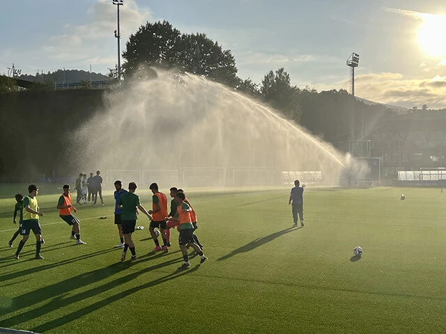 広大な敷地に7面ものピッチを擁す練習場。豪華なクラブハウスのほか、観客席や照明設備もついている