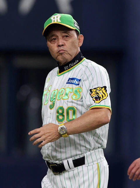 早くも優勝マジックを点灯させた阪神・岡田監督。独特の野球勘は健在だが、周囲が恐れるキャラのほうは......詳細は本文よ、おーん