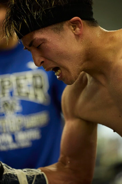 ノンストップでサンドバッグに連打し、それを何度も繰り返す。見ているこちらが息をするのも忘れそうな迫力だ