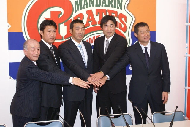 日本における独立リーグの創設者、石毛宏典(右から一番目)(写真提供/愛媛マンダリンパイレーツ)