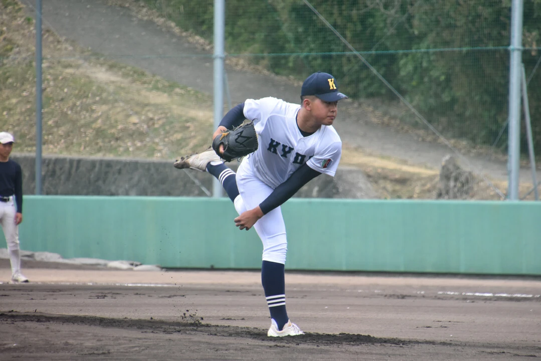 激戦区の愛知で甲子園出場を目指す享栄のエース・東松。最速152キロのもとになる体のパワーは、重量挙げの日本王者だった父譲り
