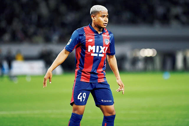 バングーナガンデ佳史扶（DF／FC東京）2001年9月24日生まれ、東京都出身。身長176㎝。今年3月のA代表コロンビア戦でデビューした注目のSB。FC東京のユースから20年にトップへ。フィジカル、ボール奪取、攻撃参加に長け、特に左足からのクロスは相手にとって脅威（写真／千葉 格/アフロ）