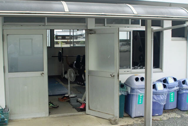 グラウンドの休憩場所は、高校の部室のような質素な建物