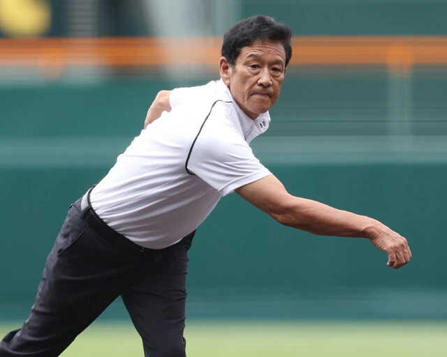WBC優勝監督として精力的にメディア出演などに飛び回っている栗山氏(写真は夏の甲子園の始球式)。年末は紅白歌合戦のゲスト審査員?