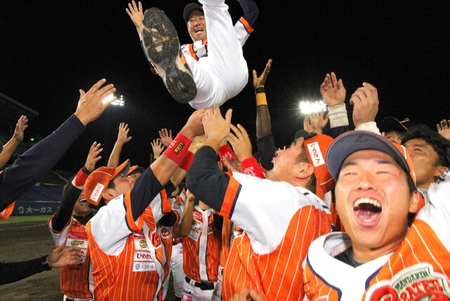 歓喜の輪の中、胴上げされる弓岡監督(写真提供/愛媛マンダリンパイレーツ)