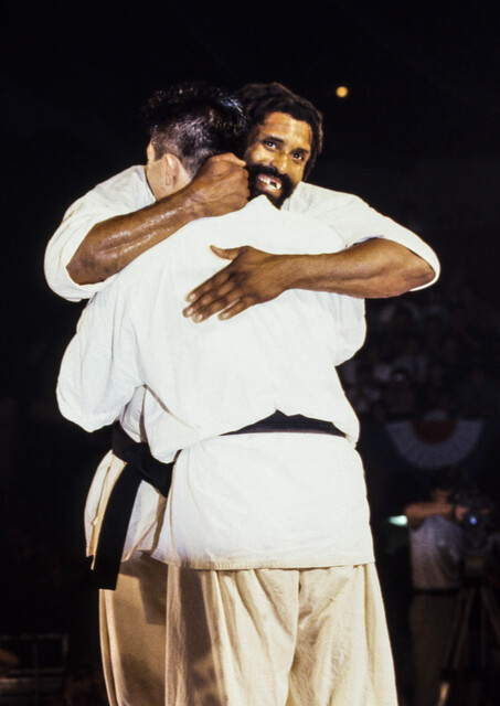 抱擁し、讃え合う佐竹とウィリー