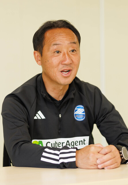 黒田 剛　1970年生まれ、北海道出身。登別大谷高校、大阪体育大学を経て一般企業に就職するも、教員の道を選び、94年に青森山田高校のコーチに就任、95年から監督に。2006年度には日本サッカー協会認定S級コーチライセンス取得