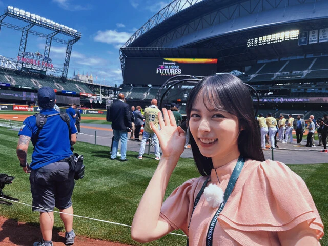 いざフィールドに。数々の名選手が踏んできた場所だと思うと、このとき履いていた靴についた土を払い落とすことは、もうできません(笑)。