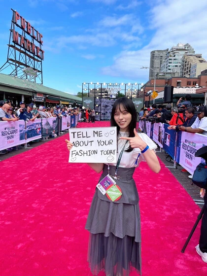 オールスターゲーム前の恒例のレッドカーペット取材。このカンペのおかげで、選手にも現地のファンの方にも、たくさん声をかけていただきました(笑)。