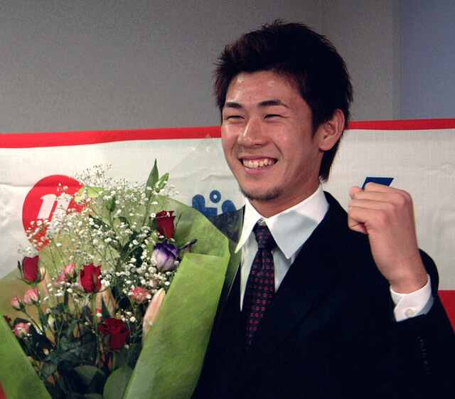 2002年、パ・リーグ新人王に選ばれ笑顔の正田（写真＝共同通信社）