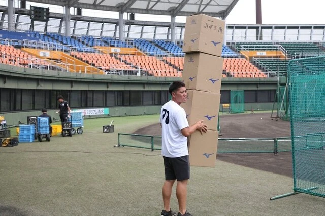 球団立ち上げ時から池田を支える球団職員の榎本滉一朗。編成、興行、そして現場と兼務し獅子奮迅の活躍を見せる。球団にとって欠かせないキーパーソンだ