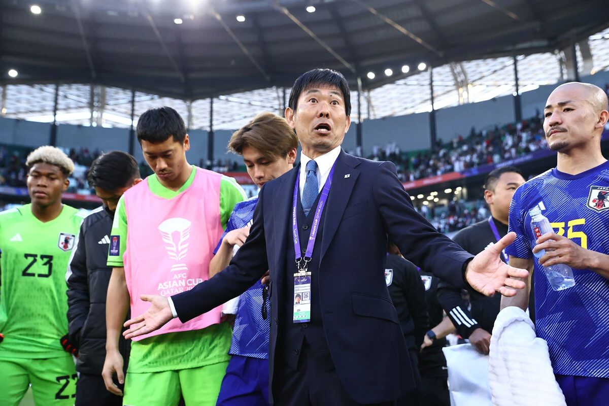 2戦目のイラクに敗れた後のピッチに選手を集め、必死の形相で言葉をかける森保監督(中央)。日本は3大会ぶり5度目の優勝が有力視されていたが、暗雲が垂れ込めている