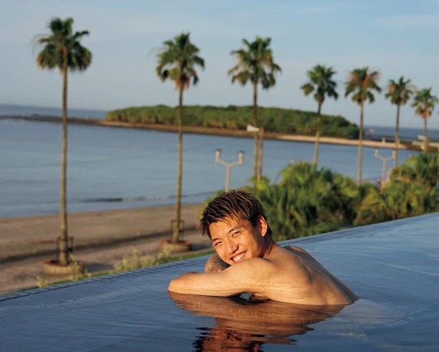 午前、午後のハードな2部練習でとことん追い込んだ後は、観光名所の青島を眺めながらプールでクールダウン