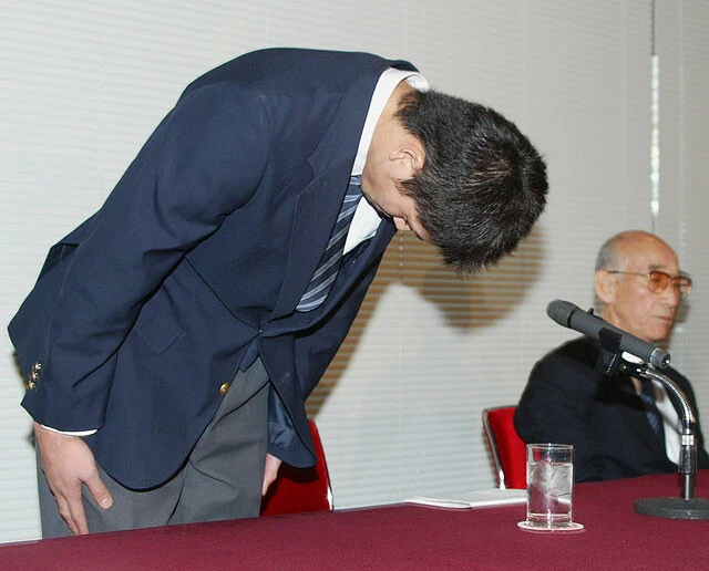 松岡功祐が約束を交わした"明治のエース"の背信。ドラフト「自由獲得枠制度」が引き起こした裏金問題の衝撃。