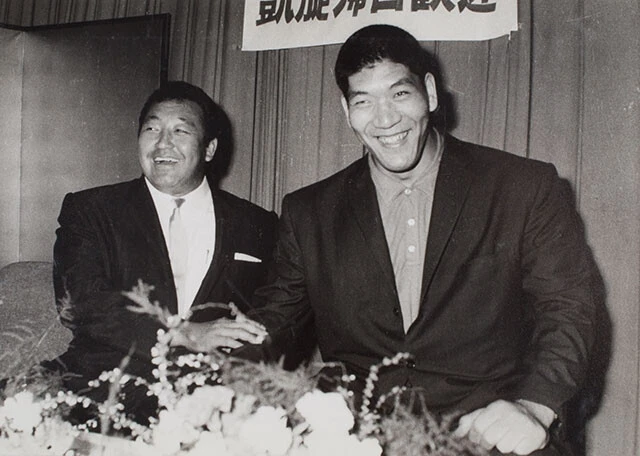 1度目のアメリカ武者修行を終え、凱旋帰国した馬場。師である力道山と（1963年3月）