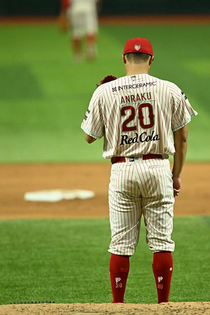 背番号20には、プロ野球選手として20年プレーしたいという思いが込められていると語った安樂