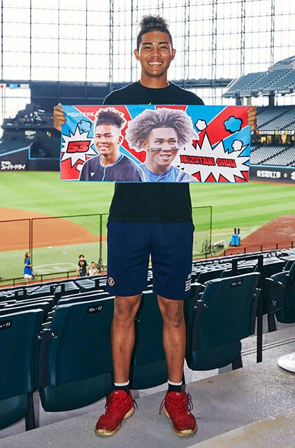 この日着用しているのは、自身が初めて１軍で本塁打を放った6月2日を記念したTシャツ。水谷の推しグッズとしてタオルも制作された（どちらも受注販売）