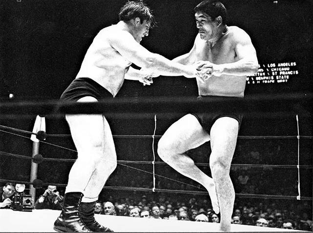 ニューヨークのマディソン・スクエア・ガーデンでWWWF世界ヘビー級王者、ブルーノ・サンマルチノに挑戦する馬場。ブルーノとは生涯を通して親交があったという（1964年2月17日）
